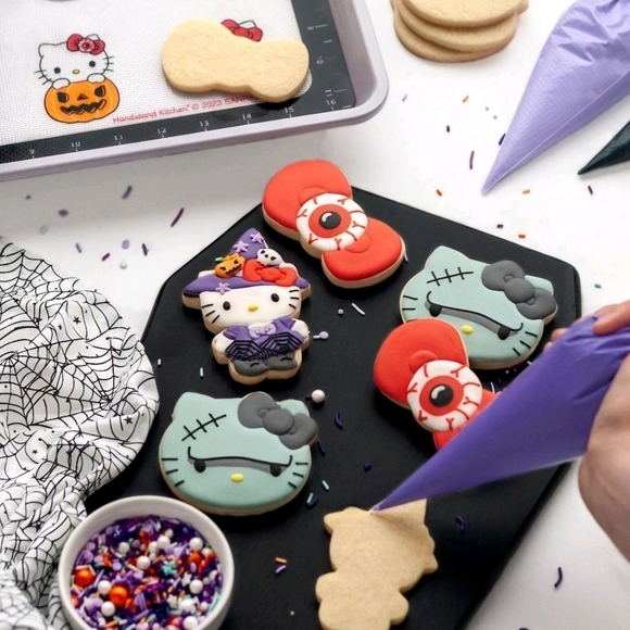 Hello Kitty Cookie Baking Set - Picture 3 of 6